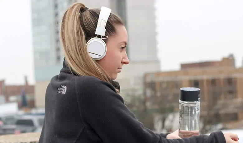 Mulher escutando música