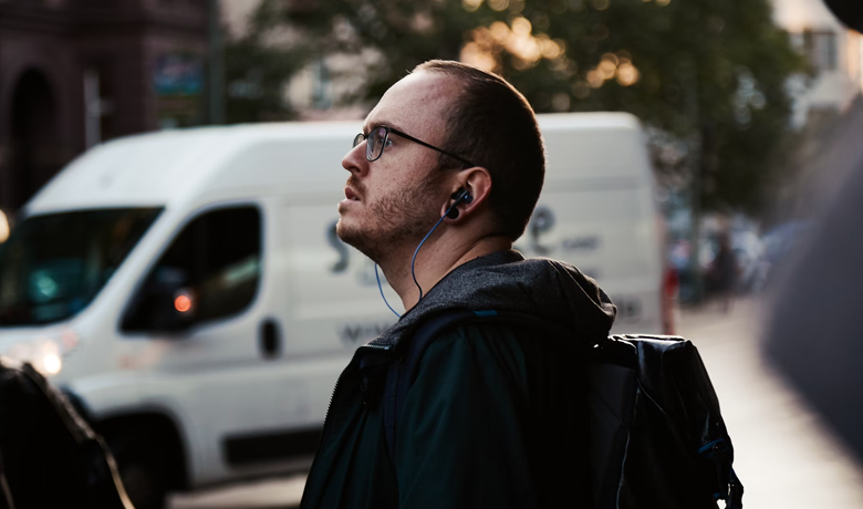 Hombre escuchando música