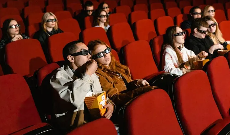 Imagem Ilustrativa: Pessoas assistindo um filme