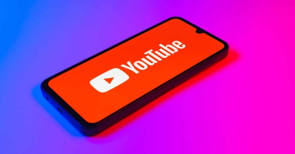 Foto de un celular con la app de Youtube abriéndose