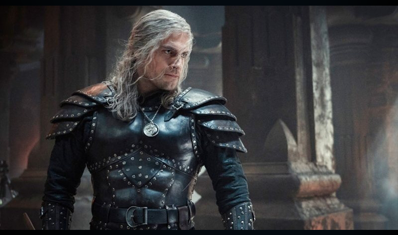 El personaje Geralt de Rivia se preparaba para el combate vistiendo una armadura en un escenario repleto de columnas de piedra.