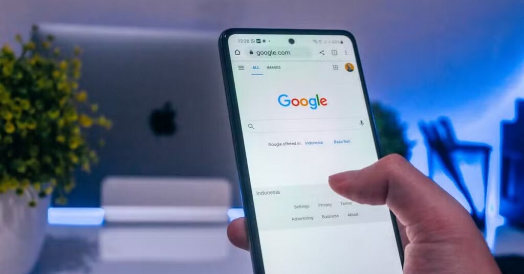 Imagen que muestra un celular con Google abierto en la página de inicio 