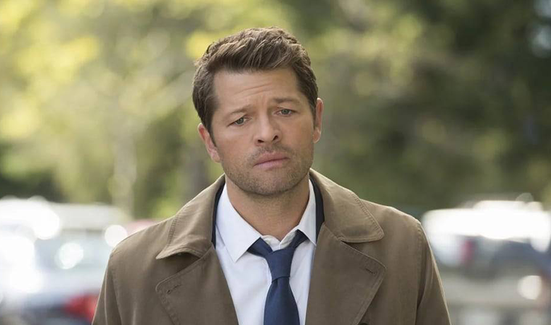 O personagem Castiel com uma gravata azul e um sobretudo bege. 