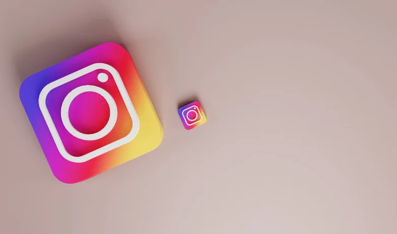 Dois logotipos do instagram num fundo castanho claro