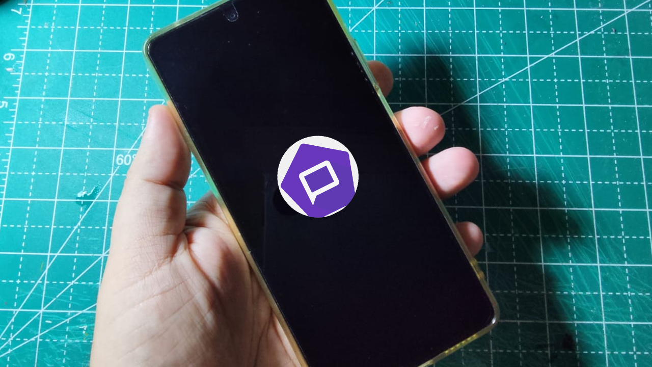 Mão segurando um celular com a logo do app