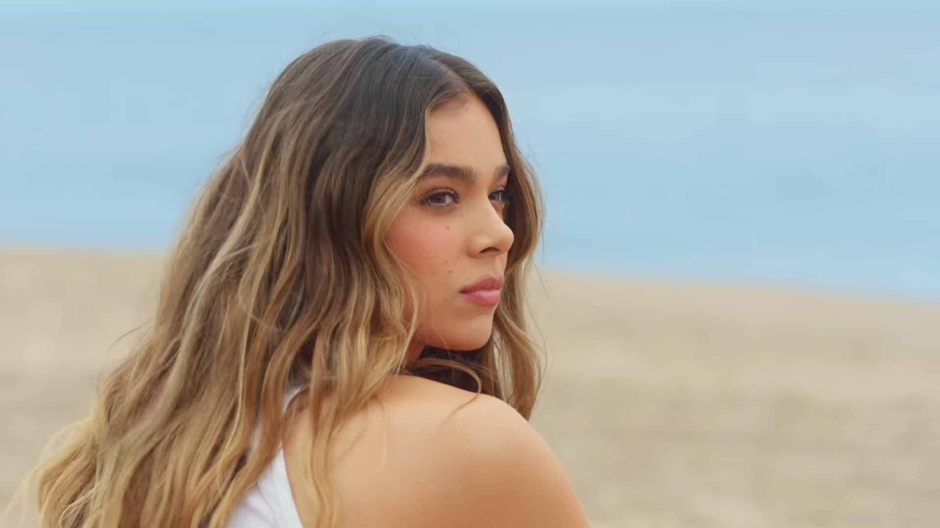 L'actrice en chemise blanche et cheveux lâchés pour illustrer la liste des meilleurs films de Hailee Steinfeld