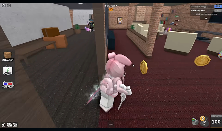 Karakter berwarna merah muda dengan pisau di tangan bersembunyi di balik dinding di ruangan yang penuh koin dalam game menegangkan Murder Mystery 2 karya Roblox.